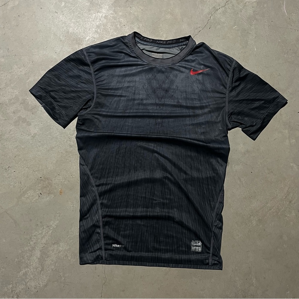 Nike Men's Black and Red Short Sleeve Tee